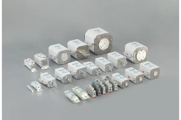 Conas a Oibríonn Teagmhálaithe agus Fiúsanna DC le Chéile?